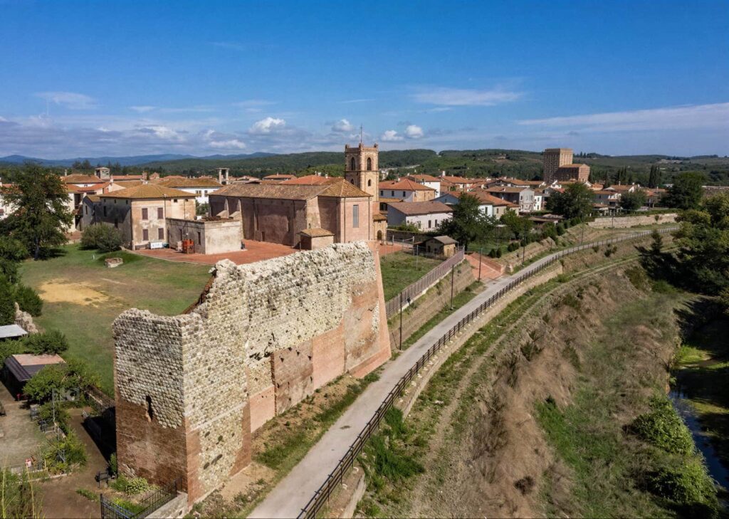 Vista di Paganico con le mura accanto al fiume